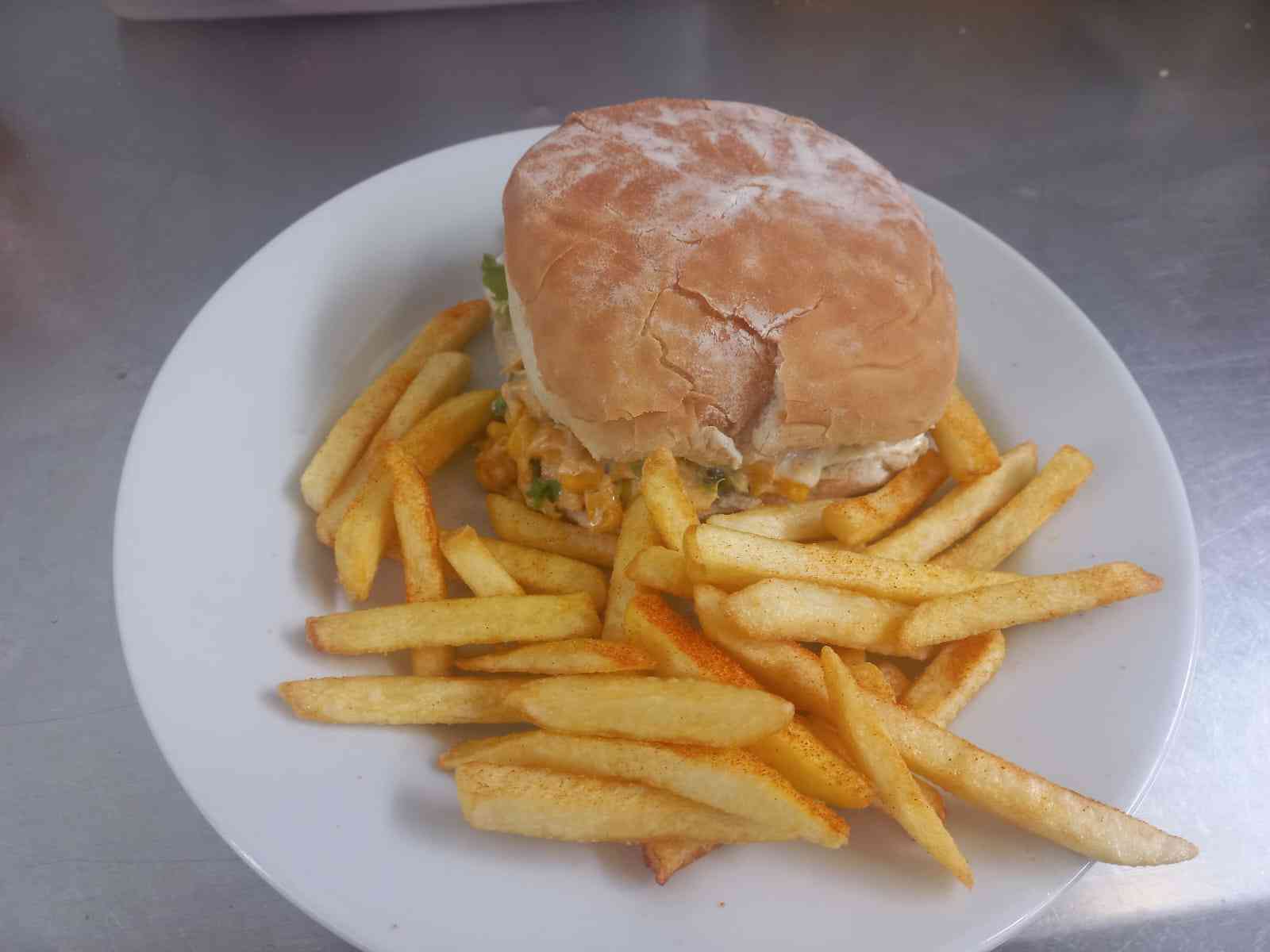 Sándwich Doble Queso, Tomate y Albahaca